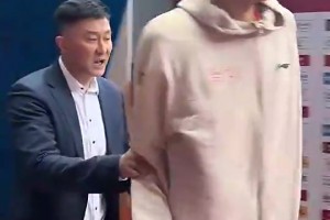 徐昕此前在广东时想和球迷击掌，被杜锋拽开：先打球，击什么掌！